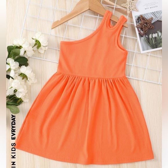 Set of 2 One shoulder Cut out Dresses Size 100(3-4T) - Picture 5 of 6